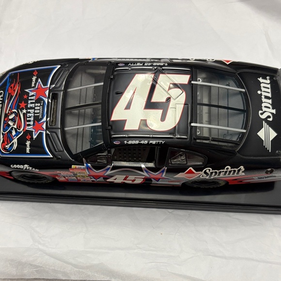 1:24 Diecast 45 Kyle Petty x 2001 Charity Ride Across America NASCAR stock car - Picture 6 of 8